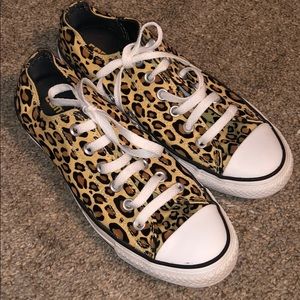 Converse Leopard size 8